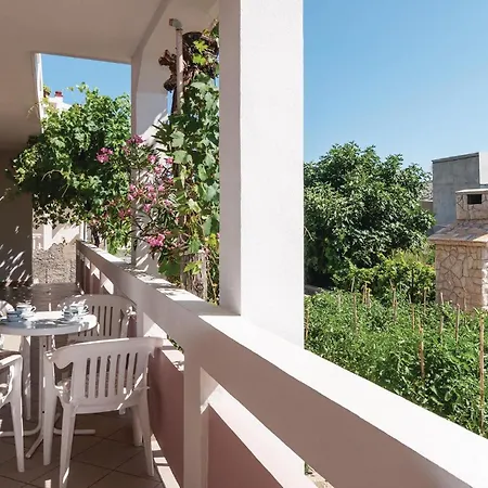 2 Bedroom Lovely In Pag *