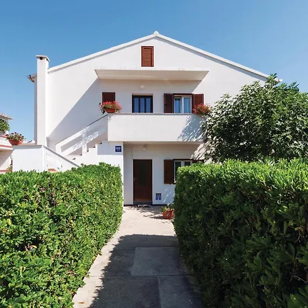 Apartmán 2 Bedroom Awesome In Pag