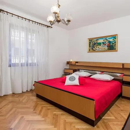 2 Bedroom Awesome In Pag