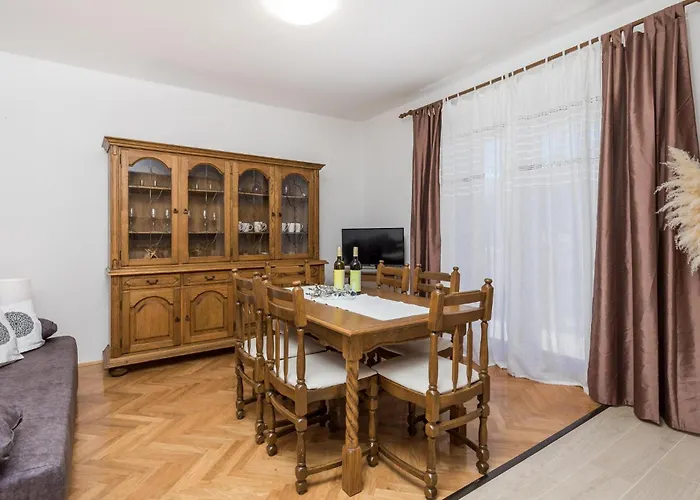 2 Bedroom Awesome In Pag Паг