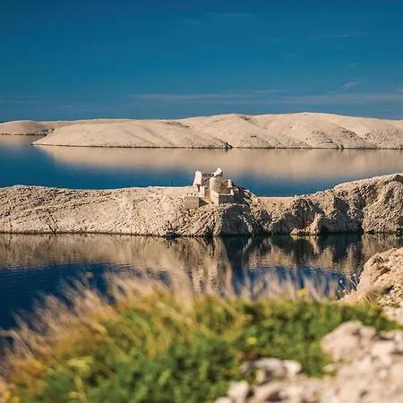 2 Bedroom Lovely In Pag باغ
