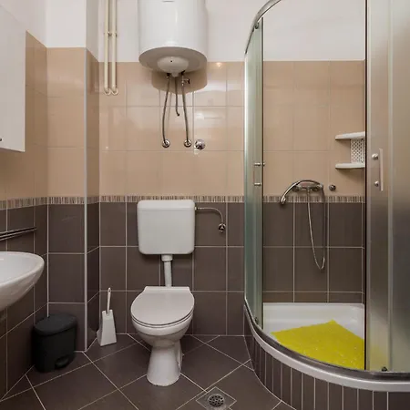 2 Bedroom Awesome In Pag