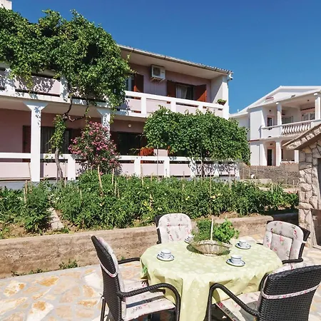 شقة 2 Bedroom Lovely In Pag باغ