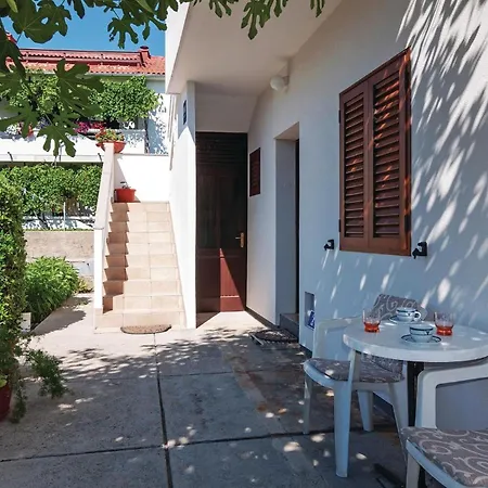2 Bedroom Lovely In Pag شقة