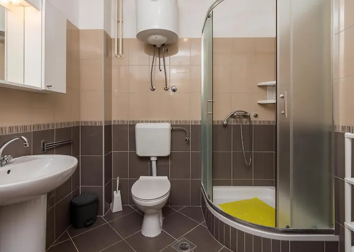 2 Bedroom Awesome In Pag