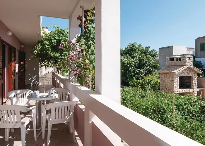 2 Bedroom Awesome In Pag *